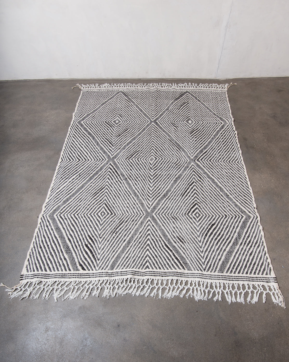 Modern, handcrafted Berber runner rug from Morocco. Flat-woven Kelim carpet in black and white design. Made of 100% wool.